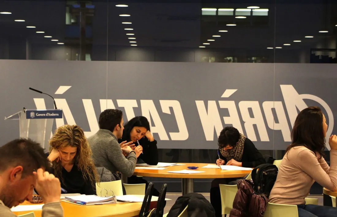 Alumnes a un centre d'autoaprenentatge.