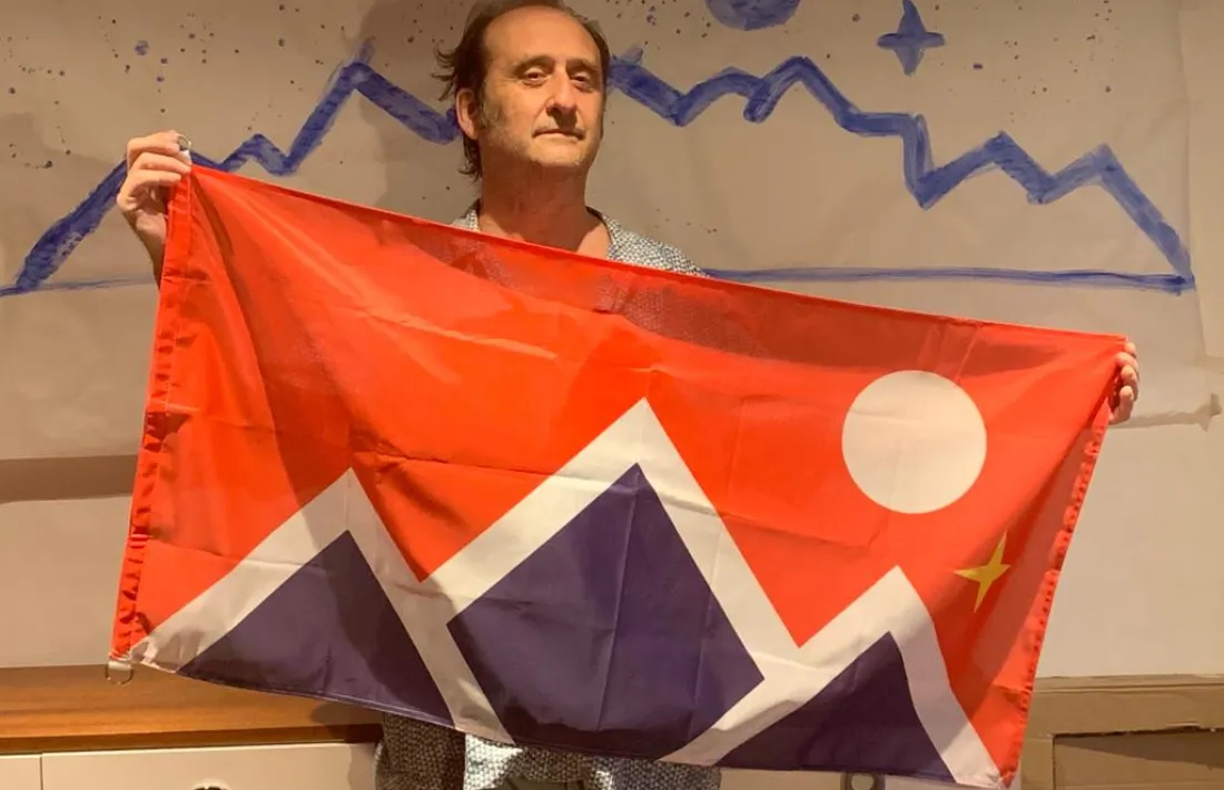 Avià, un dels dos pares de la Pirinenca, posa amb un exemplar en tela de la bandera.