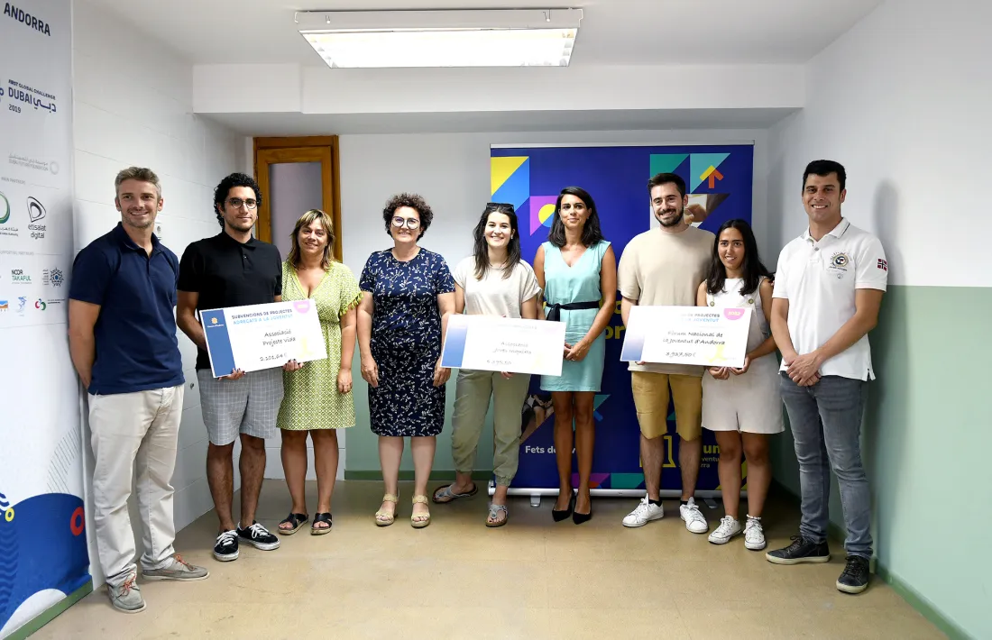 La ministra de Joventut, Judith Pallarés, ha fet entrega dels xecs aquest dilluns.