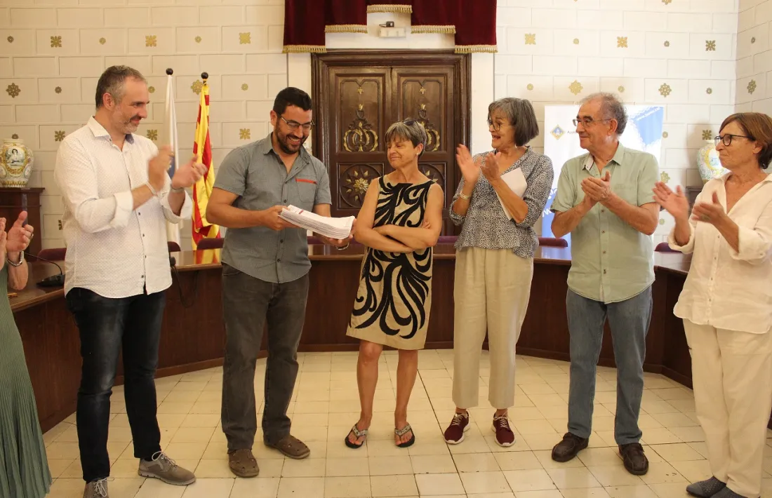 Berta Oromí va lliurar a l’alcalde les signatures en nom de la plataforma.