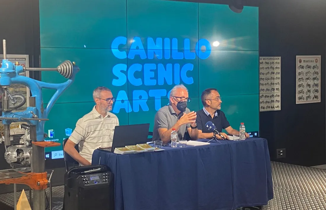 El cònsol de Canillo, Francesc Camp, entre els organitzadors de l’Scenic Arts, Oriol Vilella i Toni Colom.