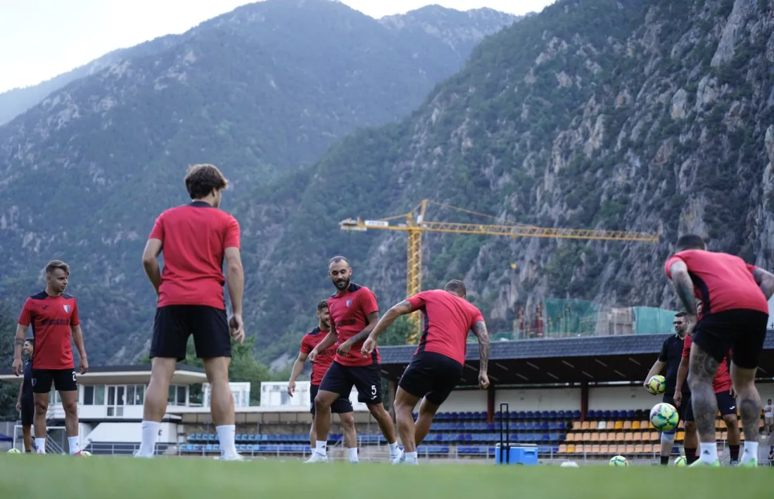 Els jugadors de l’Inter Club Escaldes exercitant-se a la gespa del Comunal ahir a la tarda.