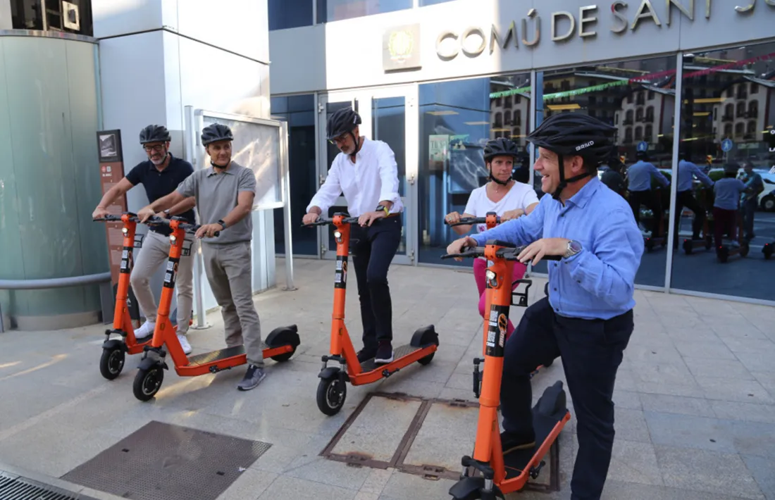 Les autoritats abans d'iniciar el traçat en patinet.