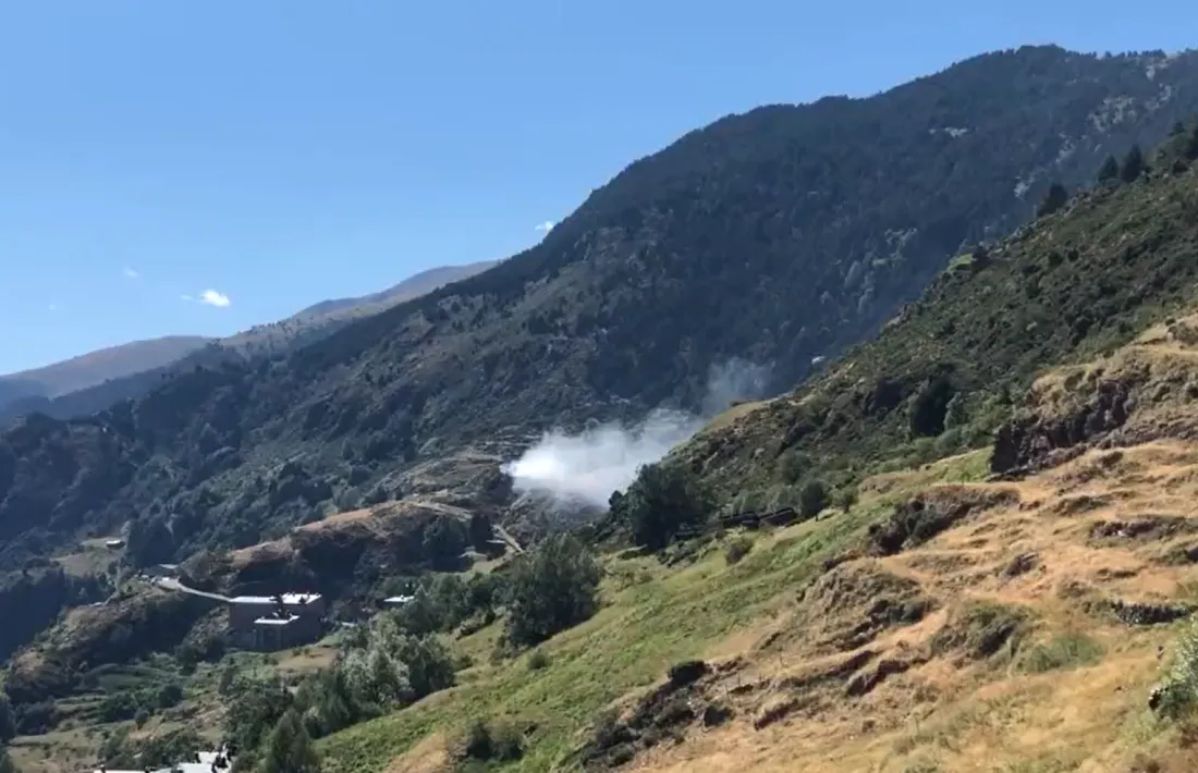 Els bombers ja tenen controlat el foc.