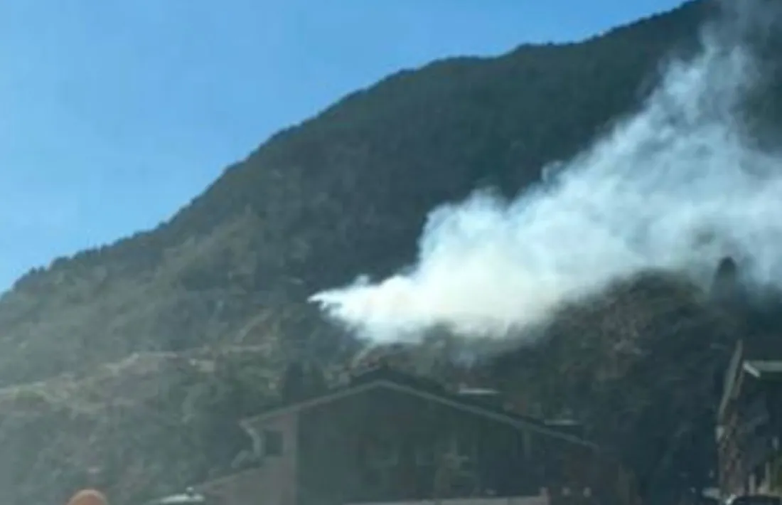 La columna de fum que ha desencadenat l'incendi de matolls als Plans de Ransol.