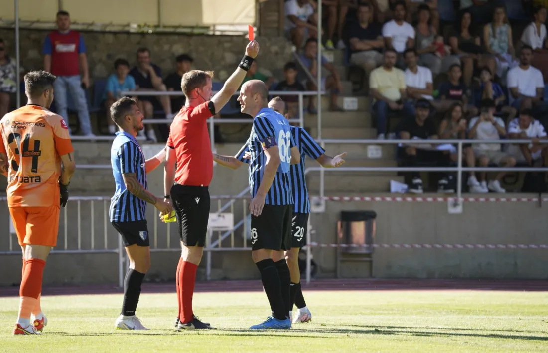 L’àrbitre noruec Kristoffer Hagenes expulsa Ilde Lima després d’ensenyar-li la segona groga en considerar que va simular un penal.