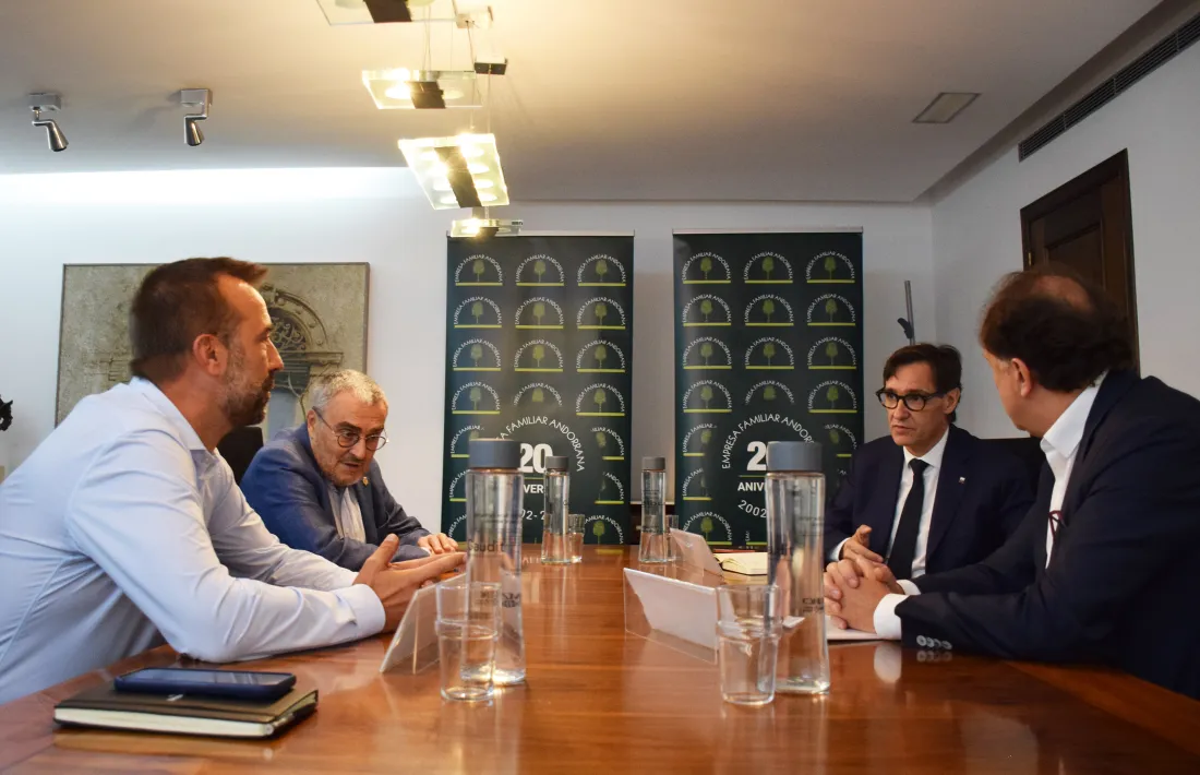 Un moment de la reunió entre l’EFA i Salvador Illa, avui.