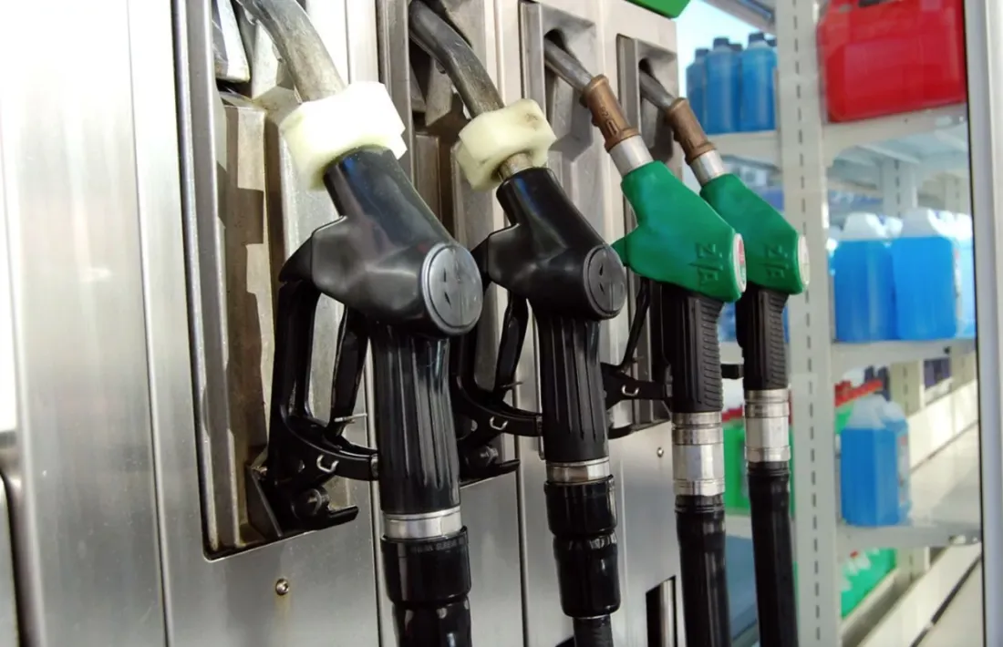 Sortidors de benzina en una estació de servei.
