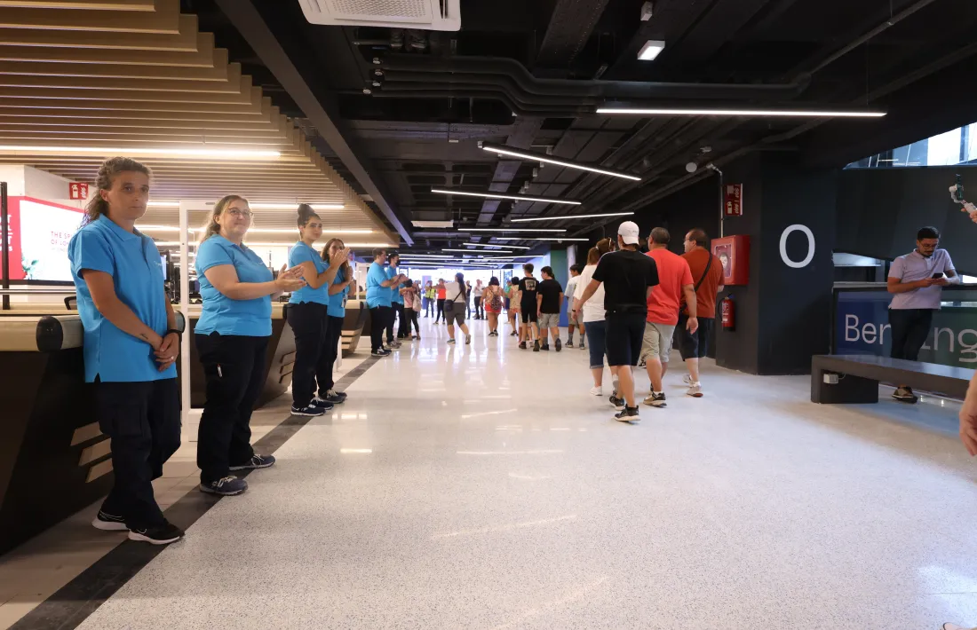 Els empleats esperant els clients quan s'han obert les portes.