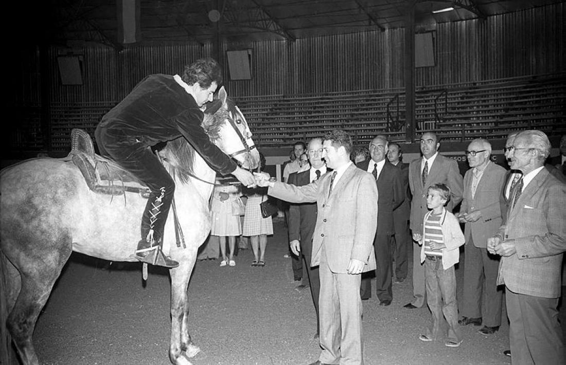 8 de setembre del 1974: entrega de la clau del nou recinte al cònsol d’Andorra la Vella, Benet Pantebre.