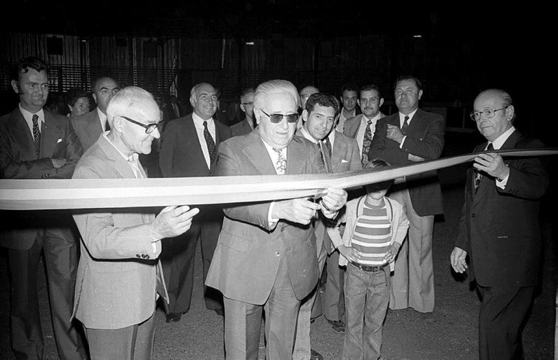 El president de la Unio Pro Turisme, Casiimir Arajol, talla la cinta inaugural.