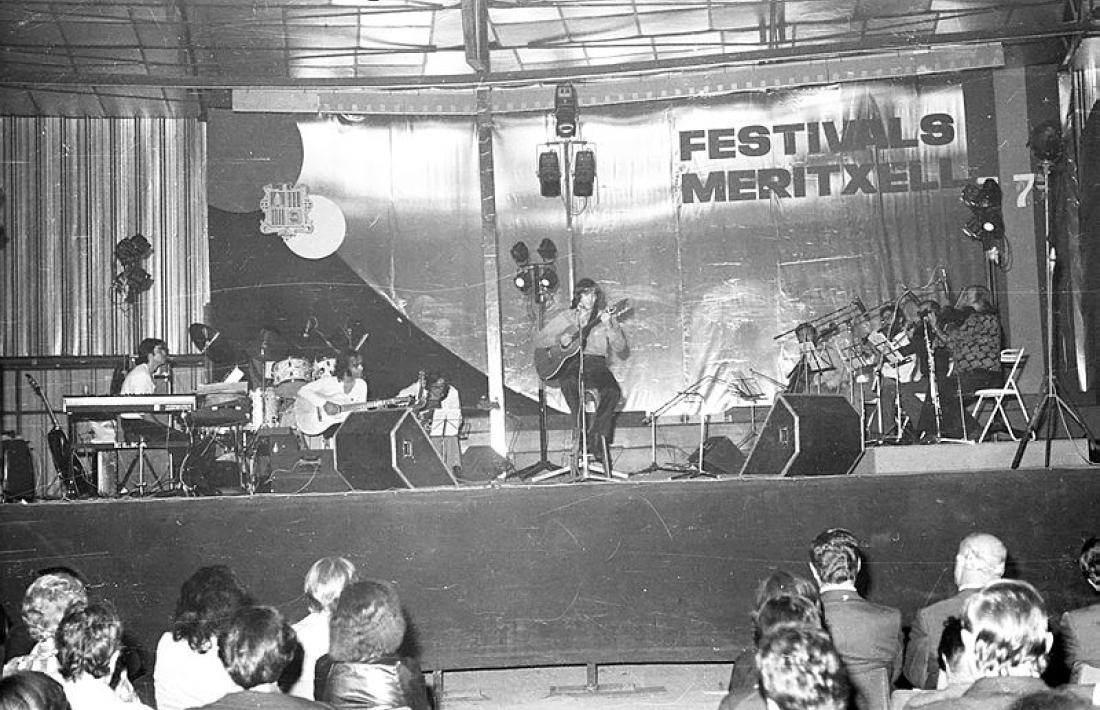 Serrat va actuar el 1977 a la plaça de toros, que exercia de multifuncional. Va ser als festivals de Meritxell.