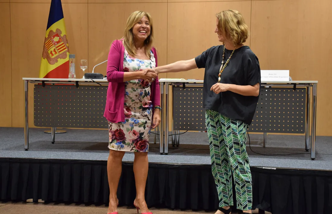 Encaixada final de mans per rubricar l'acord.