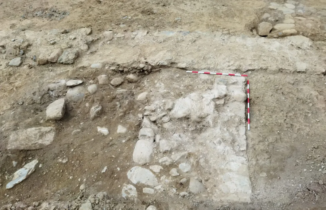 Fragment del basament descobert en la tercera fase de les excavacions al pati de les Monges. 