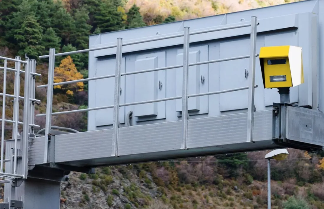 Un radar fixe instal·lat a la xarxa viària.