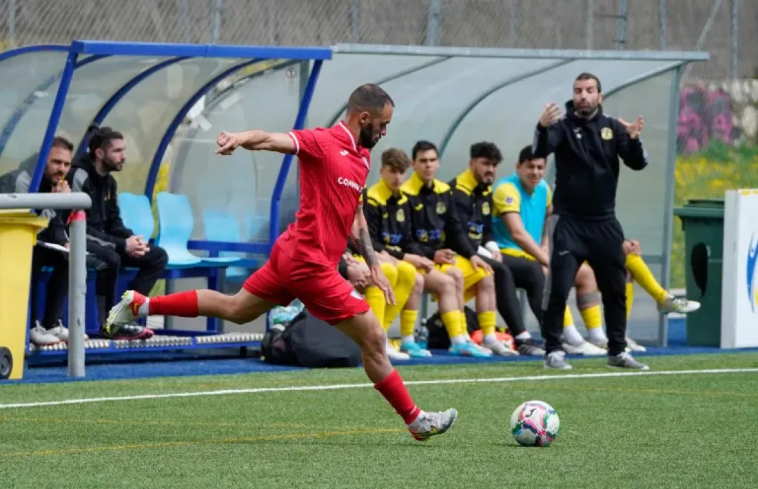 Velasco, en segon terme, dirigint un dels partits de la UE Santa Coloma.