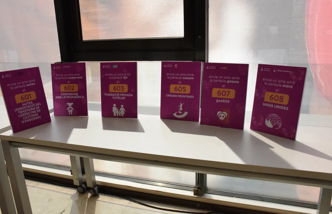 Cartells amb els números de les entitats beneficiàries.