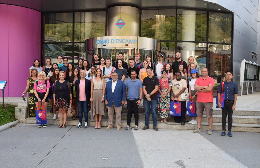 Foto de família de les autoritats amb els alumnes participants al 21è Campus Universitari de la llengua catalana.
