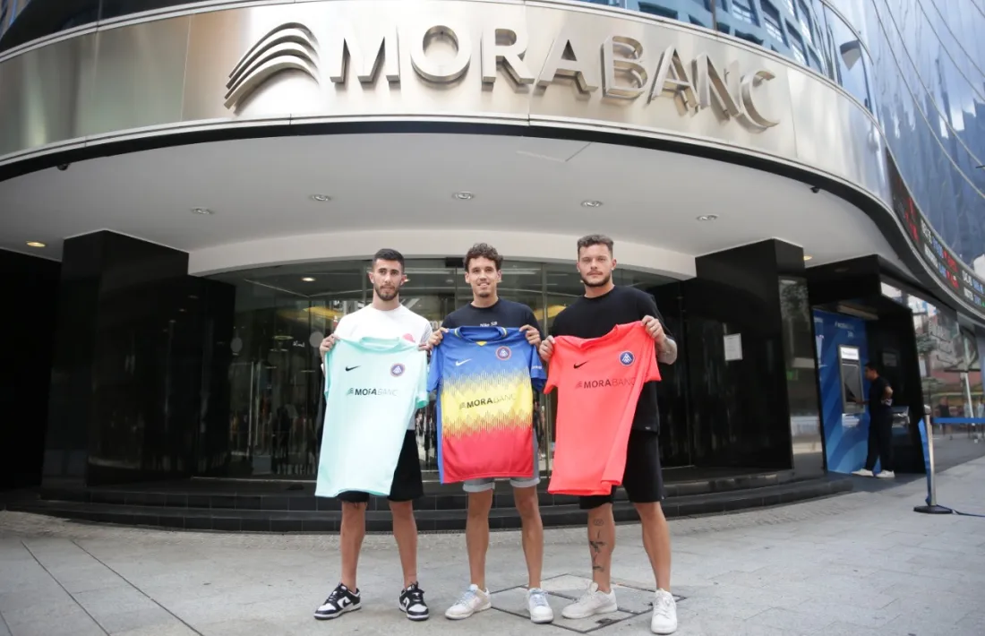 Jacobo González, Jandro Orellana i Diego Alende amb les samarretes de l’FC Andorra per a aquesta temporada.