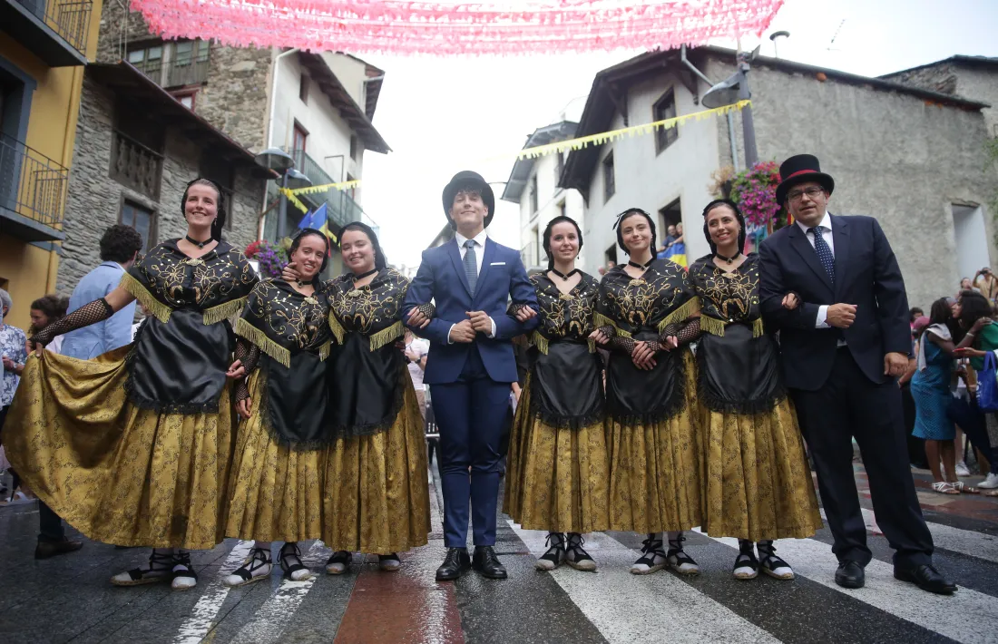 Les dames i els homes que han ballat la Marratxa aquest any.