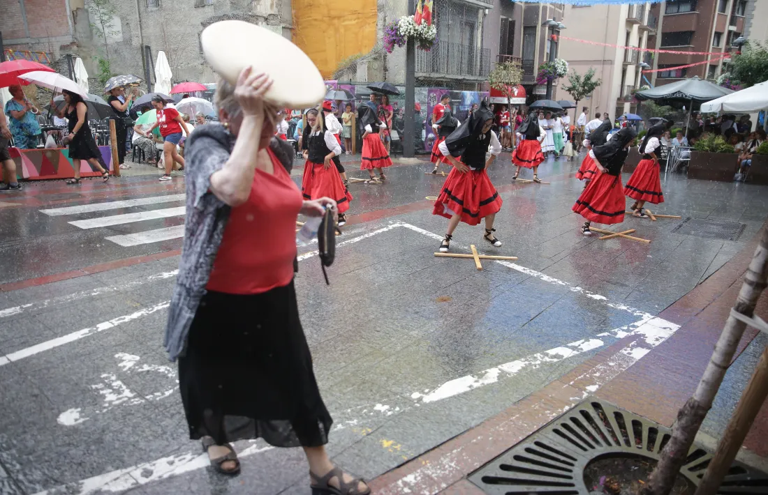 El públic assistent i les autoritats es van aixoplugar temporalment amb els coixins de les cadires.