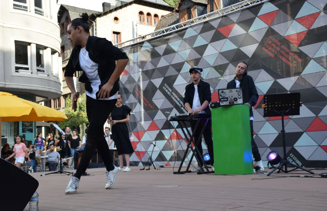 Un moment de l'espectacle 'Electro Pentagrama' al seu pas per Escaldes-Engordany.