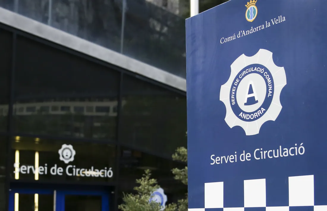 L’agent de circulació està acusada de dos delictes: un contra el patrimoni; i l’altre, contra el tràfic jurídic.