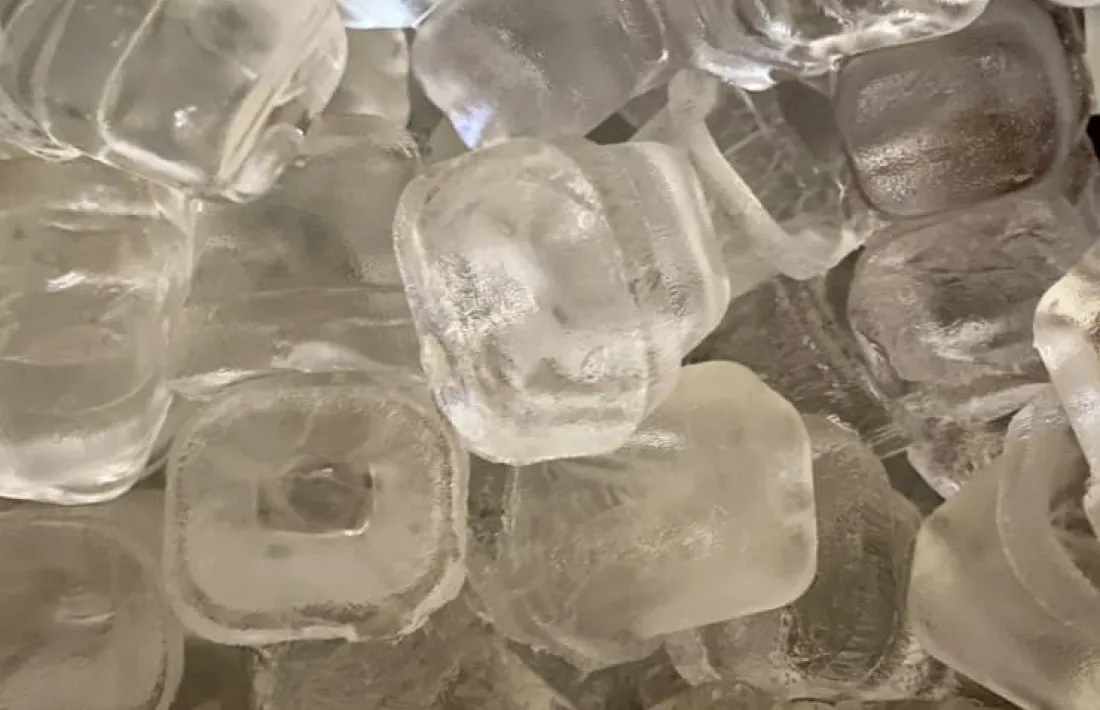 Glaçons en un congelador.