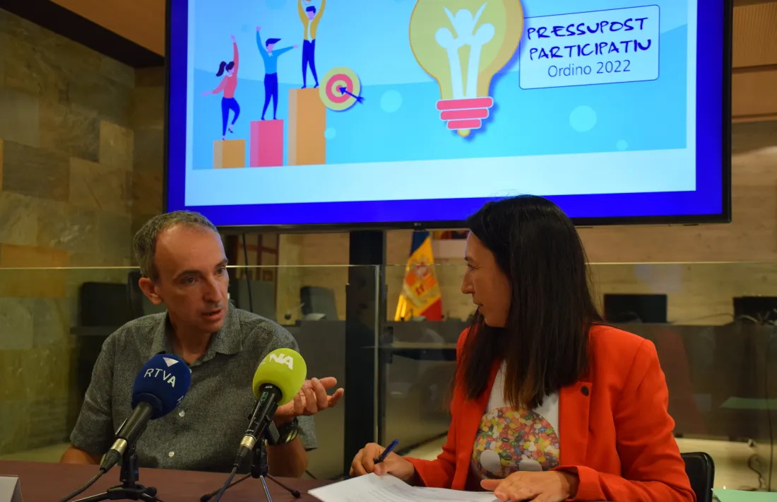 El guanyador del segon pressupost participatiu, Jérôme Brousset, i la cònsol menor, Eva Choy, en la presentació de la proposta guanyadora.