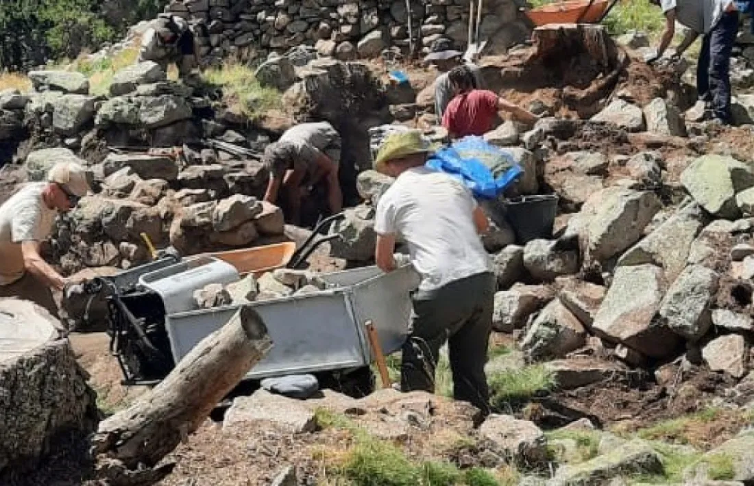 La segona campanya d’excavació, dirigida per Codina i Fortó, a penes comença. Els artesans de pedra seca s'hi afanyen.