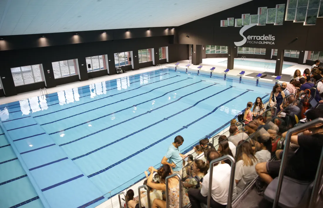 Vista panoràmica de com ha quedat la piscina renovada.