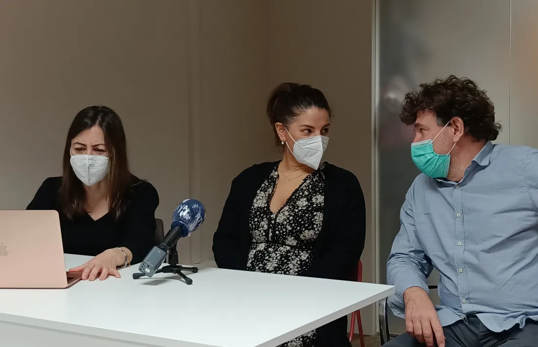 La presidenta del COMA, Meritxell Cosan, al centre, amb dos membres més de la junta: Roser Bellmunt i Xavier Avellanet.