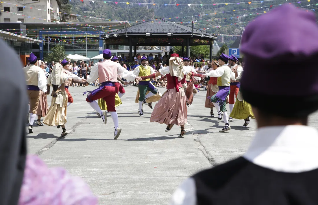 . Les autoritats tampoc s’ho han volgut perdre: cònsols, cap de Govern i ministres han puntejat al ritme de la música amb més o menys destresa. 