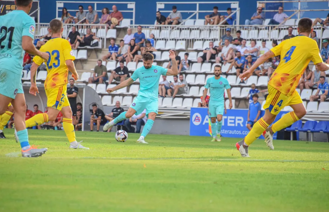 Adri Vilanova intenta un desplaçament llarg en el matx d’ahir al Camp d’Esports de Lleida.