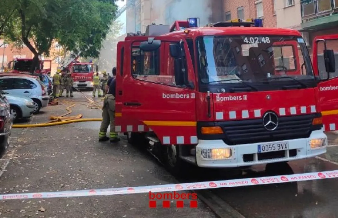 Caminos del cos de bombers treballant en l'extinció d'un incendi a Sant Adrià del Besòs. 