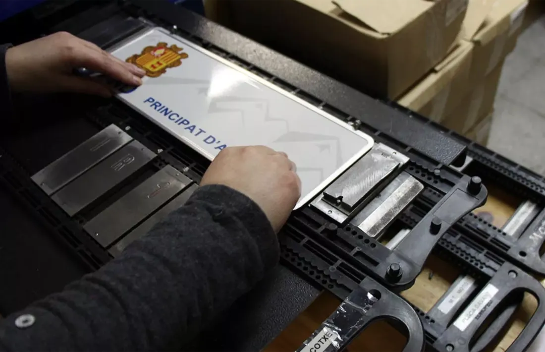 Una placa de matrícula abans de ser col·locada.