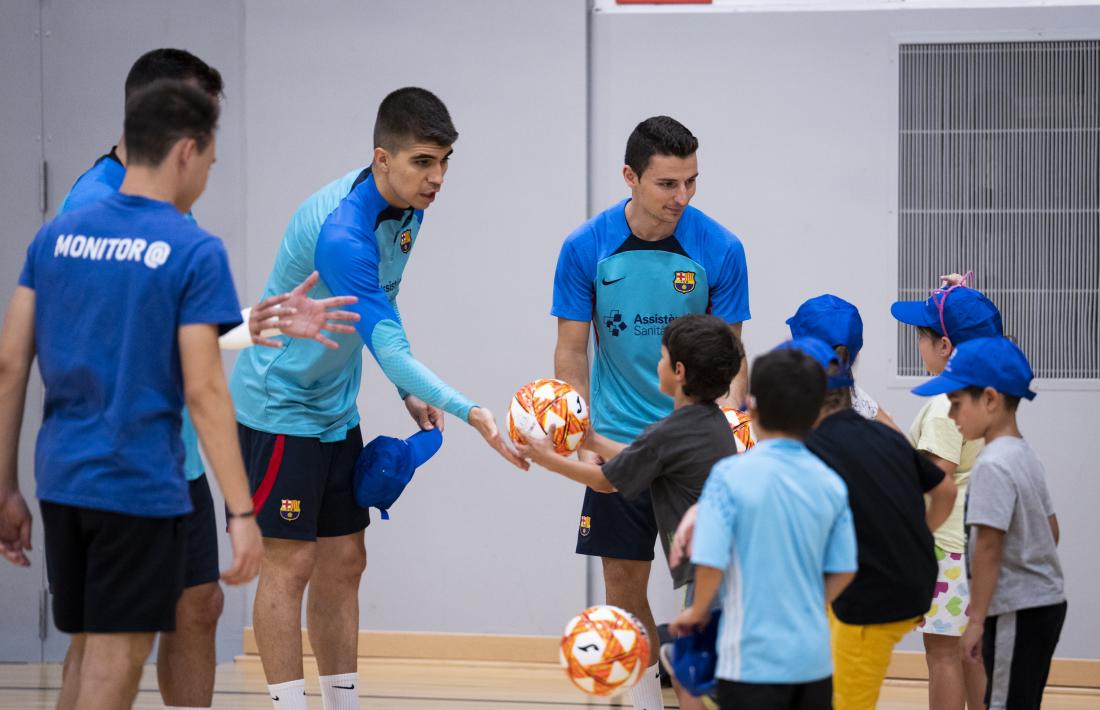 Els jugadors del Barça van compartir un entrenament amb els infants del casal d’estiu.