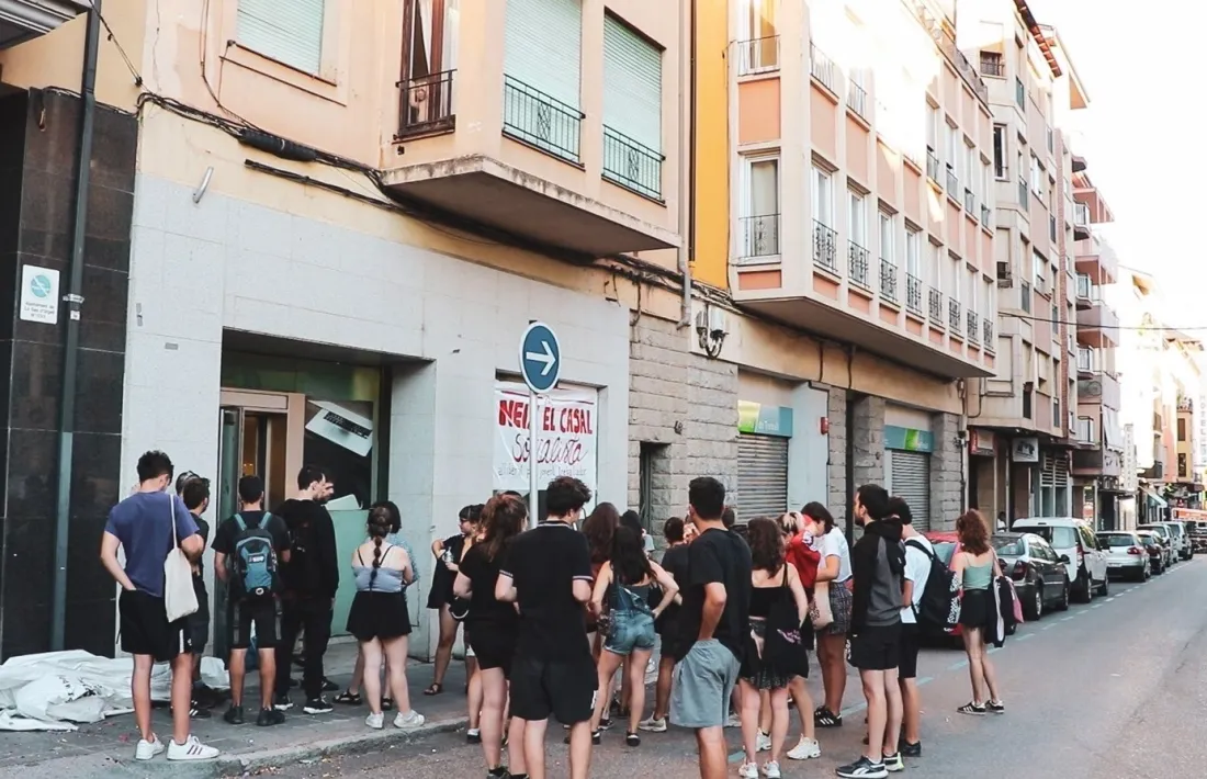 Joves a l’exterior del casal ‘okupat’, al número 48 de l’avinguda Pau Claris. 