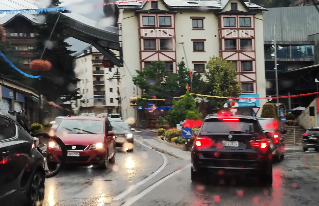 Vehicles fent cua per creuar la Massana, aquesta tarda.