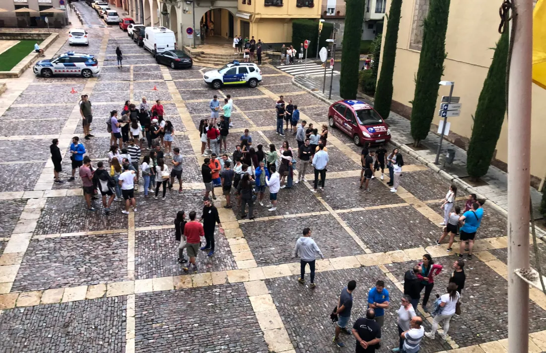 La reunió ha estat seguida des del carrer, malgrat la pluja. 