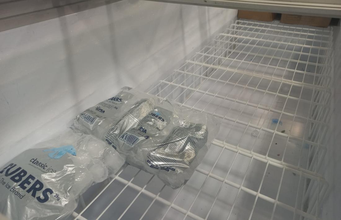Molts dels petits comerços han tingut problemes per abastir-se de glaçons de gel aquests primers mesos d’estiu.