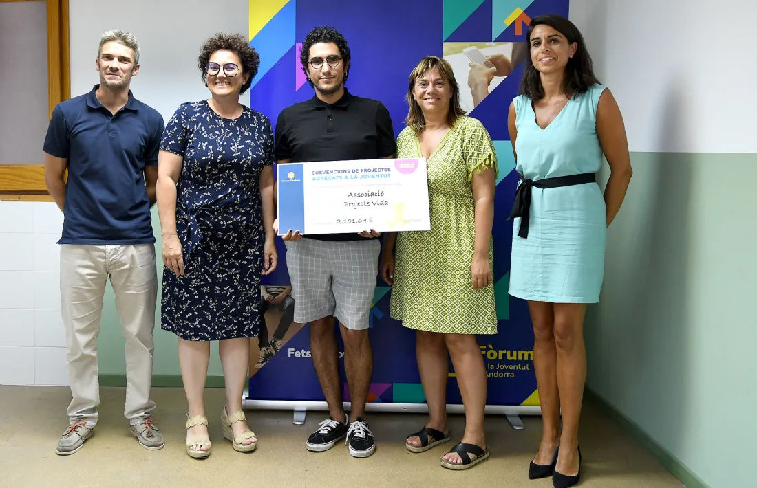 La remesa del xec de la subvenció per a Projecte Vida.