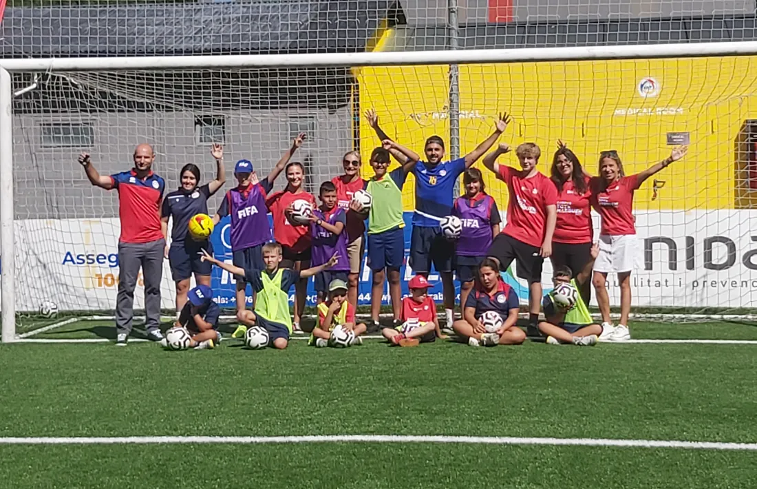 Els joves participants i els monitors del primer campus Tots Marquem.