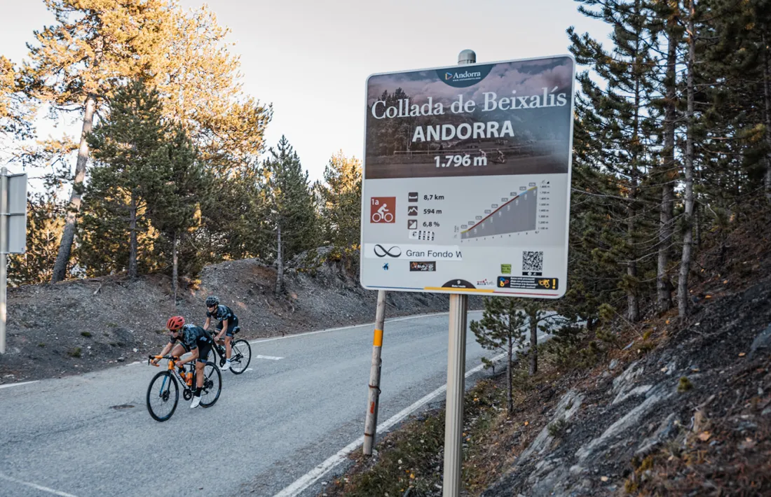Ciclistes a la collada de Beixalís.