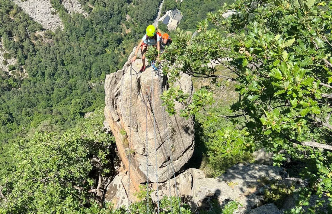 Uns joves fent una via ferrada.