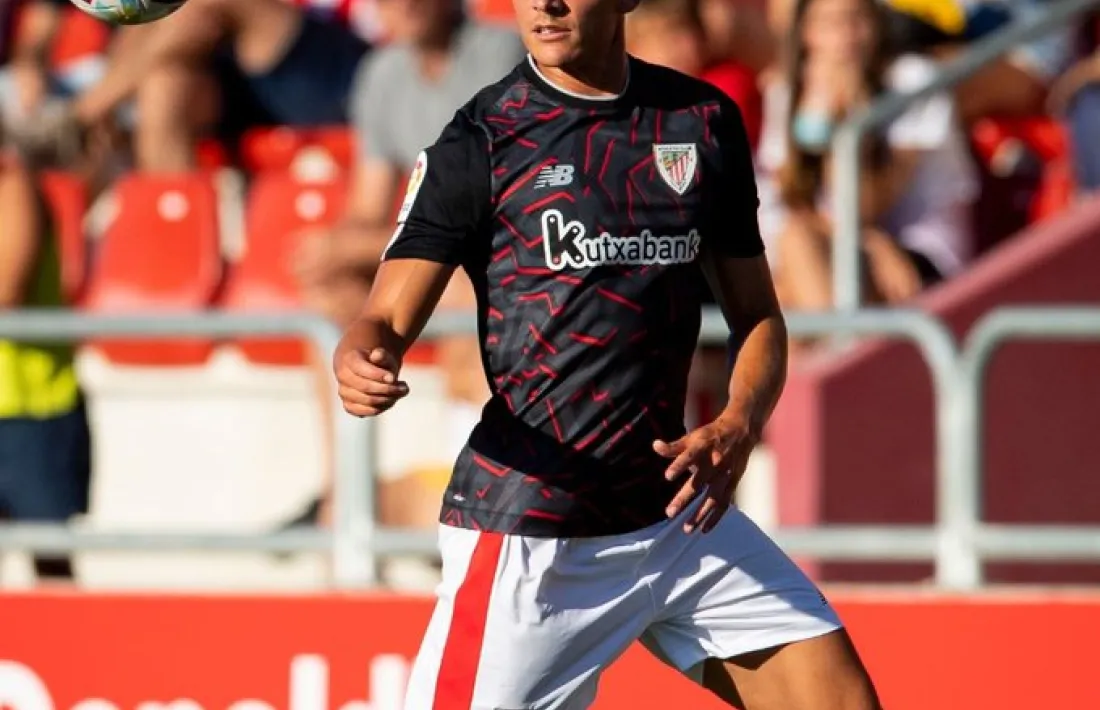 El lateral dret Alex Petxarroman, amb contracte amb l’Athletic Club fins al 2024, va disputar 19 partits la darrera temporada.