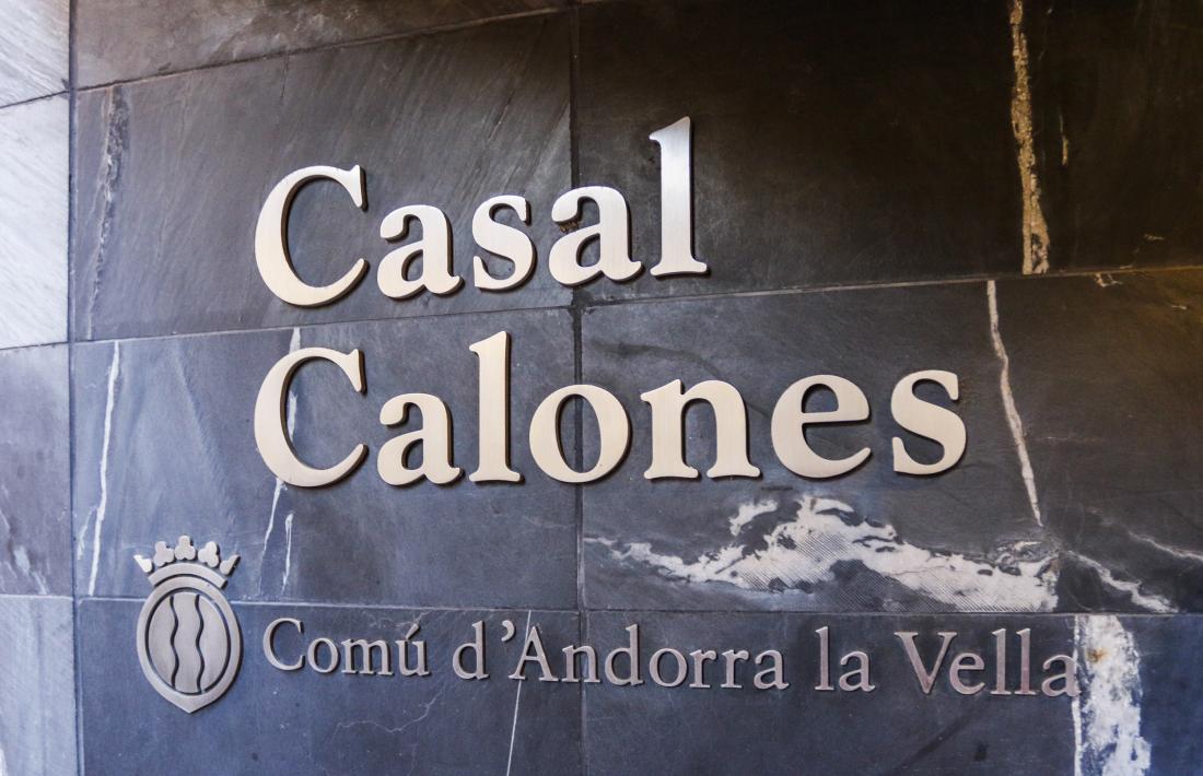 Imatge de l'entrada a l'antic hostal Calones.