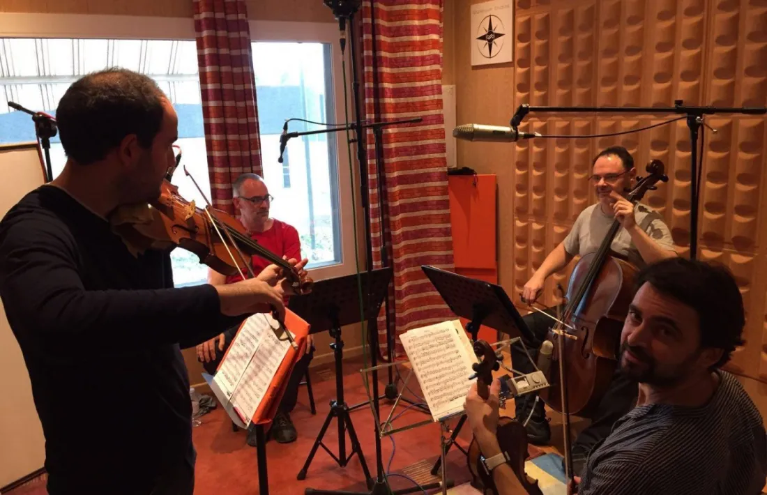 L'ensemble Trifolium durant un assaig, amb el violinista Carlos Gallifa mirant a càmera. 