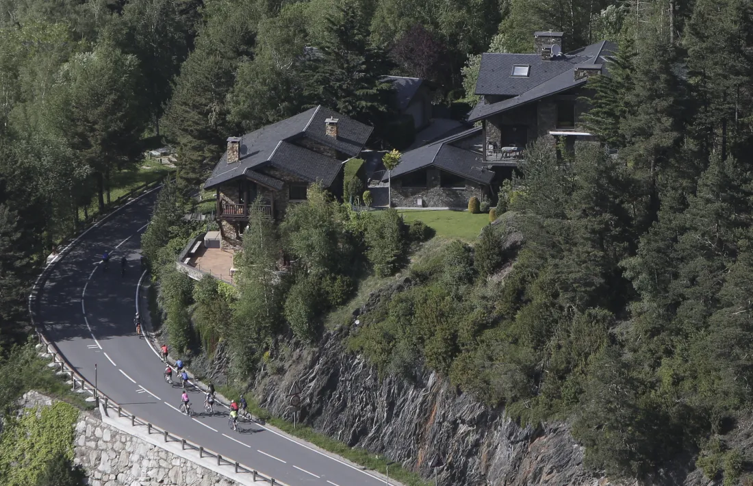 Un grup de persones practicant ciclisme a la carretera del coll d’Ordino aquest estiu.