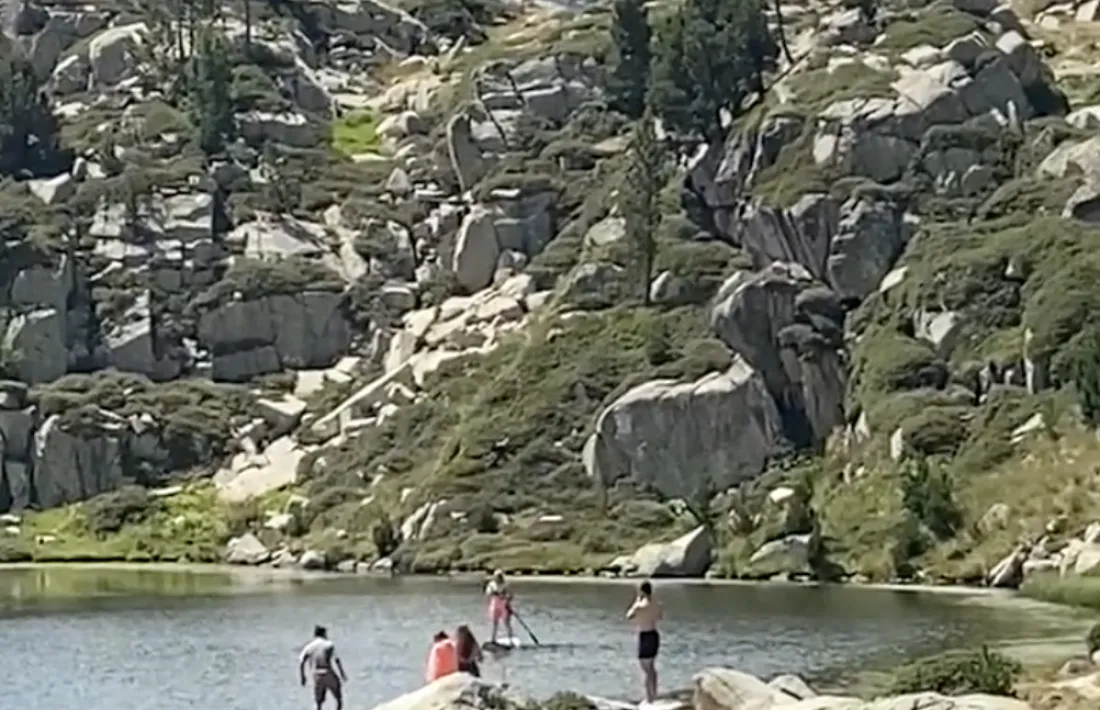 Els visitants fent pàdel surf a Pessons ha generat controvèrsia.